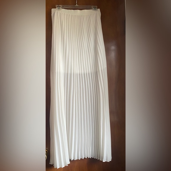 Elegant White Pleated Skirt